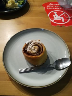 Cinnamon bun at Peaches in Moscow
