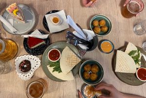 Сырные шарики и кесадилья - топ! Особенно вечерком под пиво. :) at Peaches in Moscow