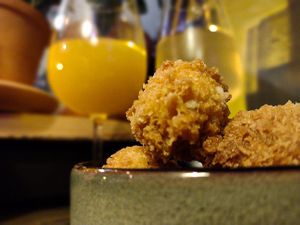 Сырные шарики - топ!  at Peaches in Moscow