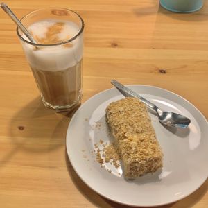 Наполеон с кокосовым кремом и латте на овсяном молоке😍 at Peaches in Moscow