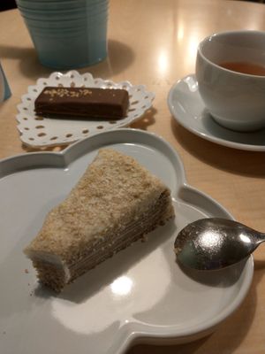 some traditional cake, very creamy at Peaches in Moscow