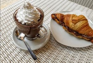 Bebida de maca y caco con nata vegetal y el croissant buenísimo con la crema de chocolate. Todo  Vegan🌱 at Bar Poxé in Mallorca