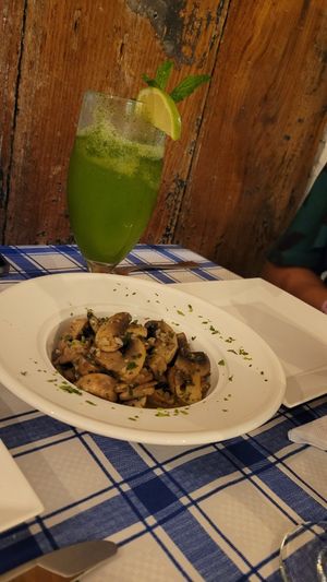 Champiñones al ajillo (forma vegana) at Cevicheria Trattoria Donde Wippy in Cartagena