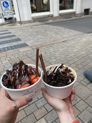 Links ist das vegane   at YOMARO in Bielefeld