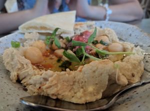 Loads of hummus with 4 pita corners for 750! at Cocomomo & Co in Osaka