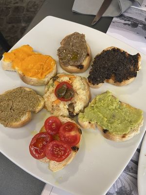 Bruschette con creme di verdure di stagione e panzanella   at Oleoteca Bartolomei l'Olio Orvieto con Cucina in Orvieto
