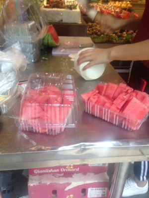 They will chop fruit you buy if you point to the front of the store where the grey bench is. at Shou Yang Fruit in Guiyang