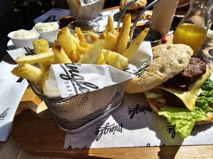 מומלץ ממש, יש מבחר עצום של מנות טבעוניות. והשירות מקסים אנחנו הזמנו את ההמבורגר עם צ'יפס. הצ'יפס שלהם at Mingle Cafe in Larnaca