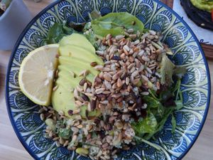 סלט קינואה ואבוקדו at Mingle Cafe in Larnaca