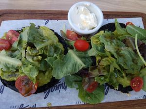 לחמניית באן עם אבוקדו at Mingle Cafe in Larnaca