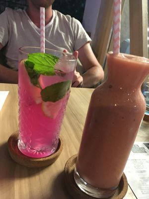 Pithaya lemonade and melon smoothie at Mingle Cafe in Larnaca