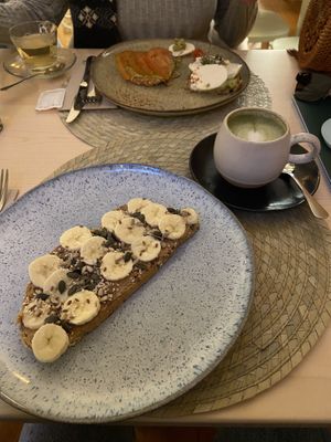 Matcha latte + tosta peanuts at Noshi Coffee in Porto
