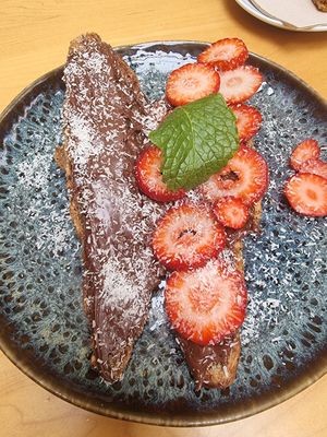 Croissant com cacau e morango at Noshi Coffee in Porto
