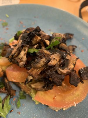 Veggie Toast ohne Käse mit Champignons at Noshi Coffee in Porto