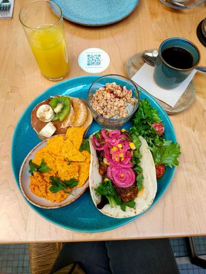 Brunch (vegan) at Noshi Coffee in Porto