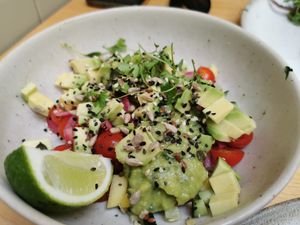 Vegan ceviche with avocado and mango at Noshi Coffee in Porto