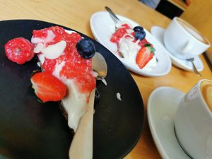 vegan cheesecake at Noshi Coffee in Porto