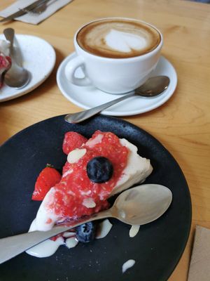 vegan cheesecake at Noshi Coffee in Porto