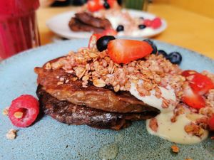 Vegan pancakes with granola and fruit at Noshi Coffee in Porto