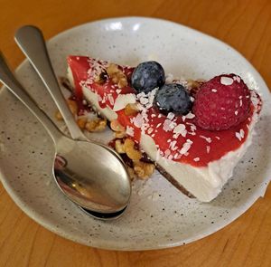 Vegan cheesecake at Noshi Coffee in Porto