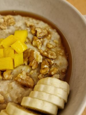 Oat porridge at Noshi Coffee in Porto