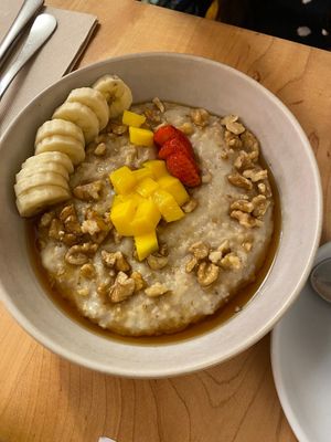 Porridge at Noshi Coffee in Porto