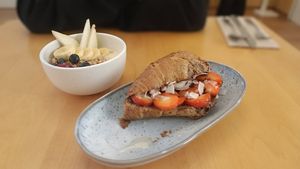  at Noshi Coffee in Porto