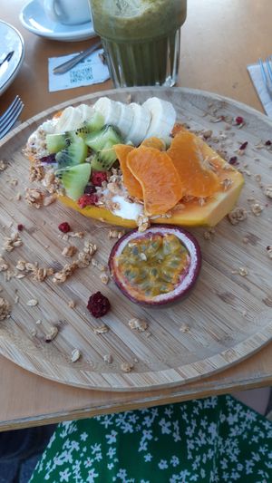 Papaya boat at Noshi Coffee in Porto