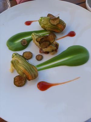 Flor de abóbora recheada com batata. Bonito mas o sabor poderia ser muito mais bem elaborado. at Da Gabrisa in Positano