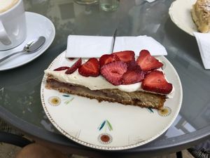 Soooo leckerer Erdbeerkuchen😋  at Die Gute Stube in Mainz