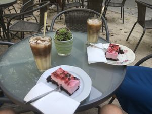 Kuchen war uns ein wenig zu süß, der Eiskaffee war sehr gut 👍   at Die Gute Stube in Mainz