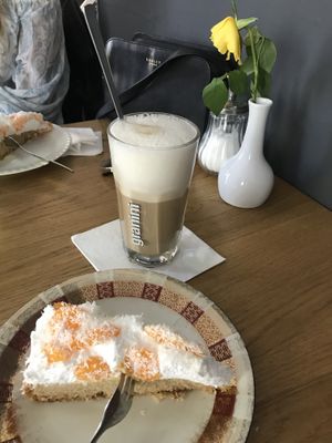 Kokos-Sahne-Kuchen und Latte Macchiato mit Hafermilch  at Die Gute Stube in Mainz