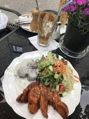 Offensüßkartoffel mit Salat, Kräuterdip & mini Buletten   at Die Gute Stube in Mainz
