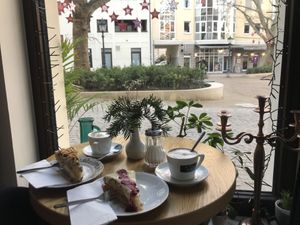 Cappuccino und Kuchen  at Die Gute Stube in Mainz