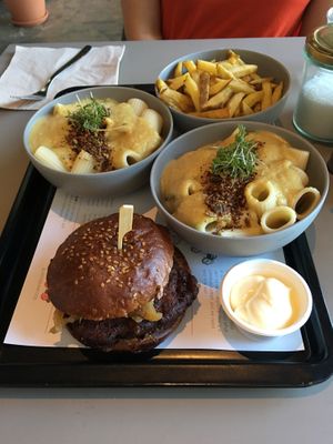 Ultimate burger, mac and cheezy, fries at Jack Bean - Kruisplein in Rotterdam