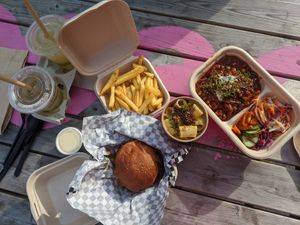 Burger, fries, mayo, chili bowl, Mac n cheeze, and 2 homemade drinks at Jack Bean - Kruisplein in Rotterdam