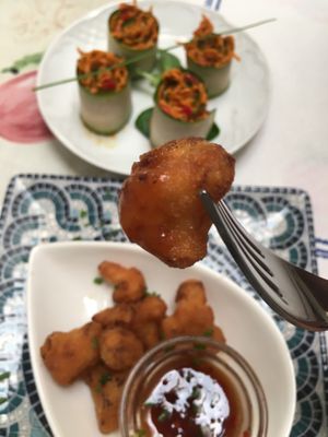 Sushi rolls y Alitas de coliflor at Meson Mudejar in Archez