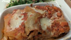 Lasagna -- a little bland for my taste -- Tomato sauce, mushrooms, sautéed onions,
béchamel.
Served with a small Caesar salad at Lola Rosa - Places des Festivals in Montreal