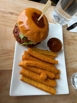 I like my burgers 🍔 plain, this was was delicious 😋  at Lola Rosa - Places des Festivals in Montreal