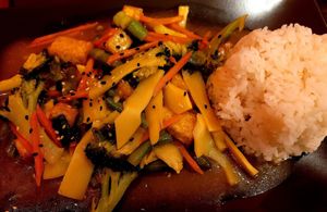 Curry mit Gemüse und Tofu, war sehr lecker aber ein wenig zu klein die Portion. at Wokman Natural Kitchen in Salzburg