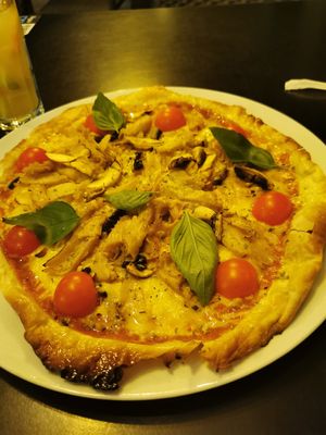 Vegan pizza at Vagas Bar in Matosinhos