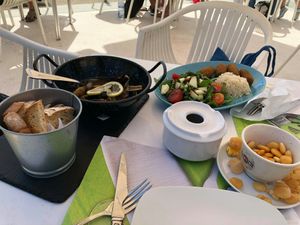 Mushrooms in garlic sauce and spinach croquettes at Vagas Bar in Matosinhos