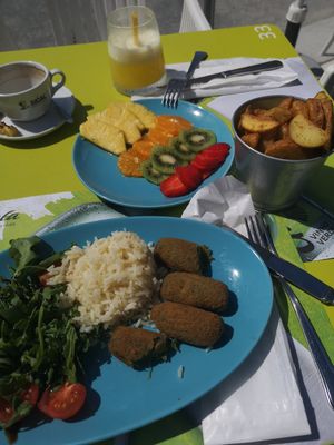 Spinach croguettes, rustic potatoes and fruit plate at Vagas Bar in Matosinhos