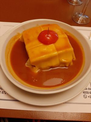 Tempeh francesinha at Francesinha Al Forno - Leca da Palmeira in Porto