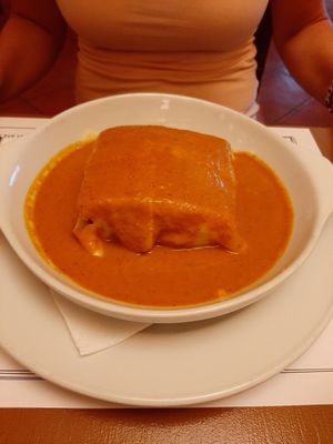 Curry francesinha at Francesinha Al Forno - Leca da Palmeira in Porto