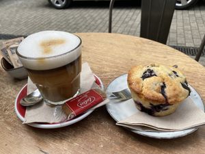 Vegan blueberry muffin, lstte with oat milk at Velo Cafe in Interlaken