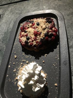 Fruit crumble  at The Green Affair - Saldanha in Lisbon