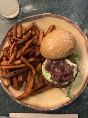 Burguer chiado com batatas fritas de batata doce  at The Green Affair - Saldanha in Lisbon