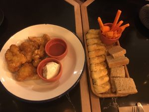 Coxas (esquerda) e hummus à direita  at The Green Affair - Saldanha in Lisbon