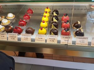 Vegan cakes at Patisserie Chocolaterie Peigné in Lille